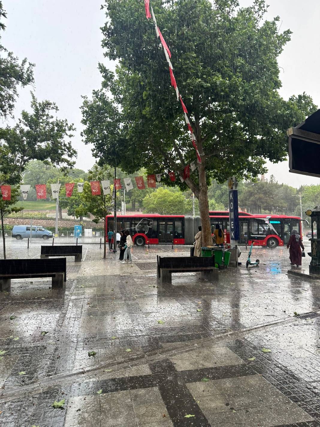 Tahminciler 4 gün, Meteoroloji saatler kala uyarmıştı! Konya’da tarihe geçecek yağış 6